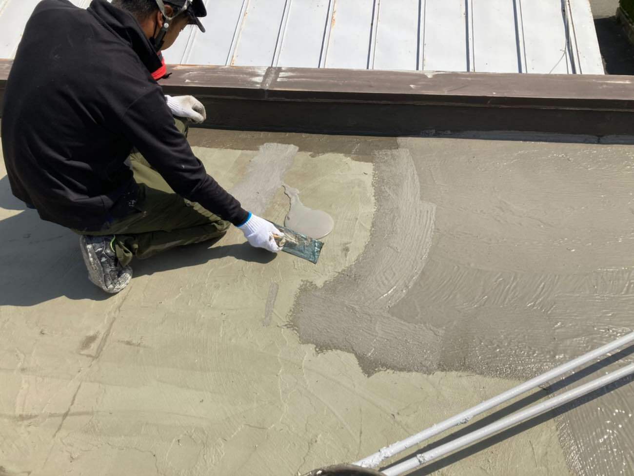ポリマーセメント防水材を塗り重ね塗り