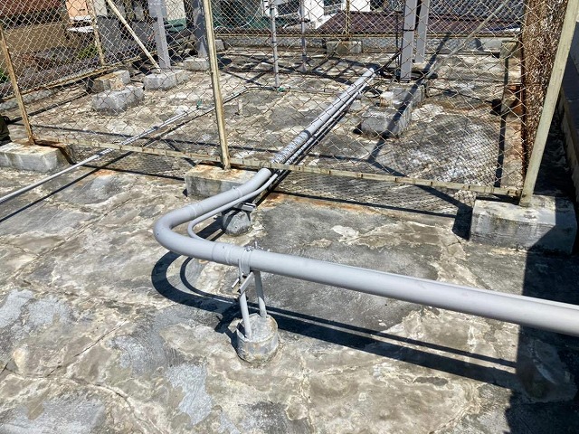 屋上防水工事のために行った既存ウレタン塗膜防水の除去作業が完了した状況