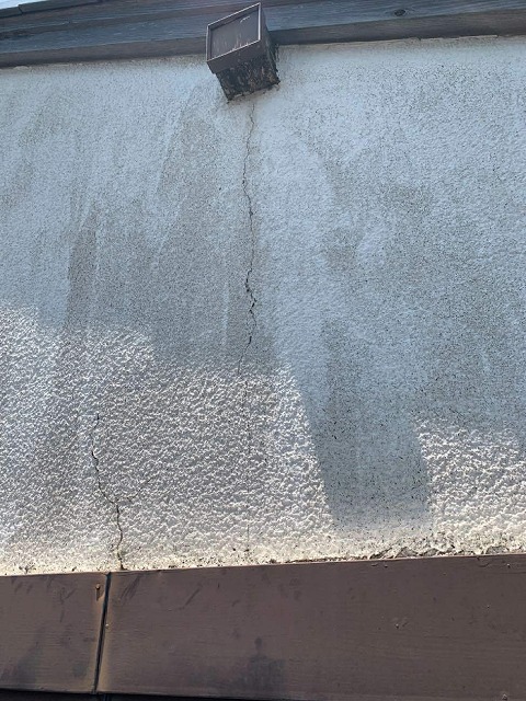 モルタル外壁塗装工事の現場調査で規模の大きなひび割れを確認