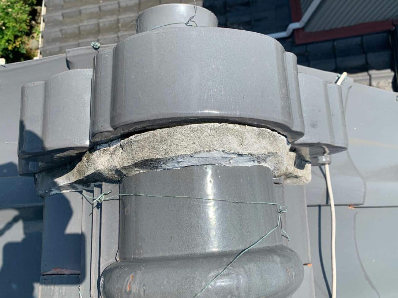 鬼瓦と冠瓦との取り合い部の漆喰