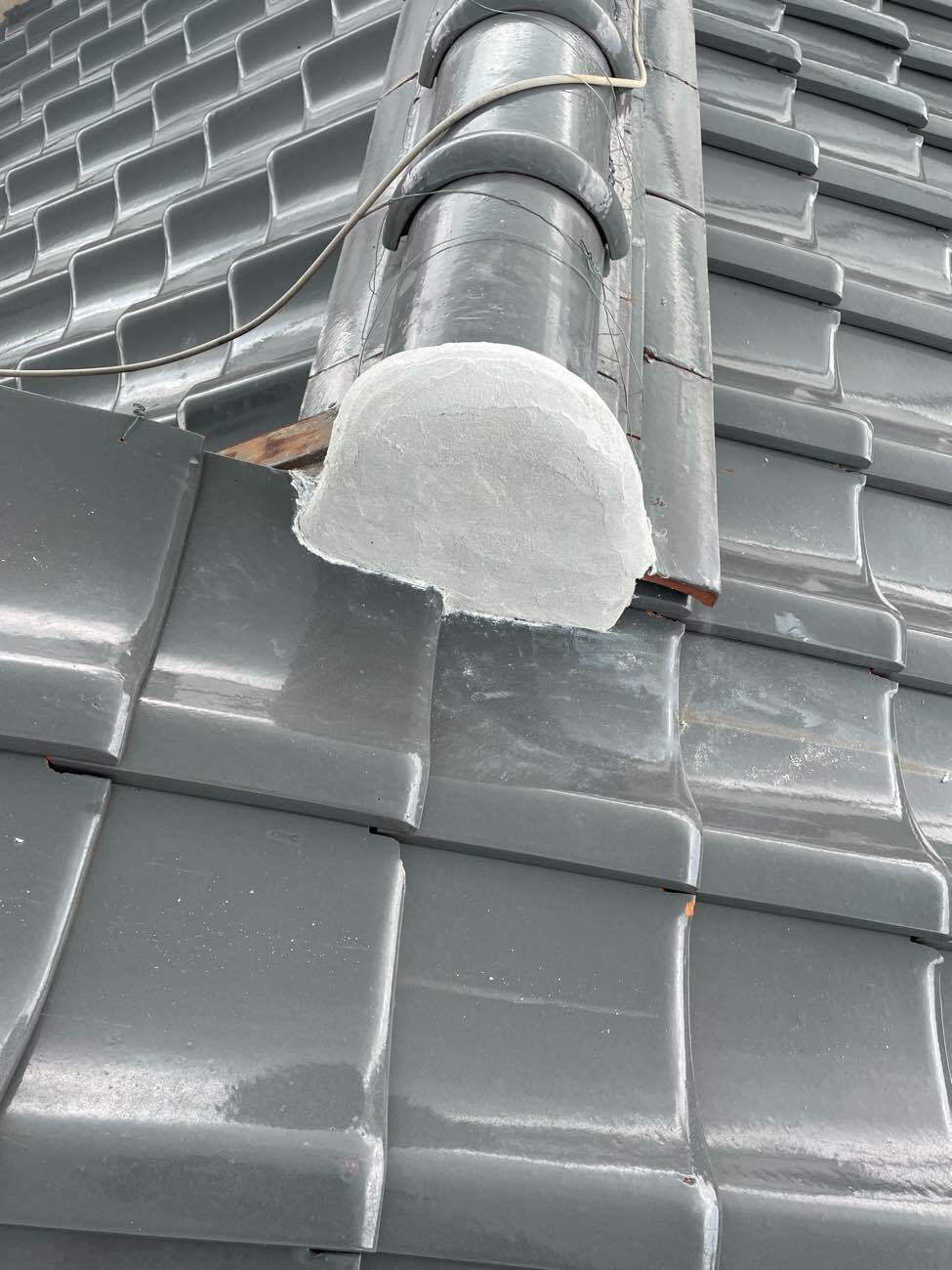 鬼瓦の裏側の漆喰詰め直し