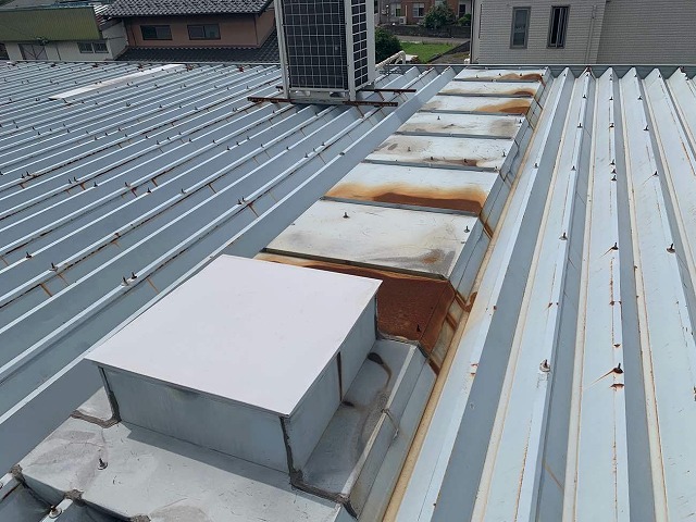 工場屋根の板金加工部分の劣化状況