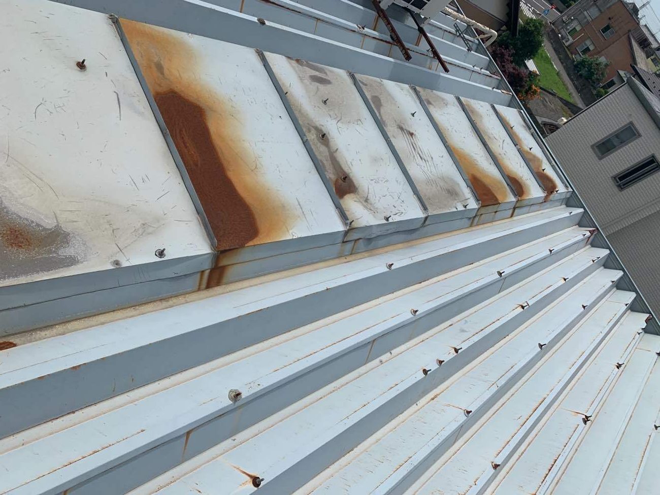 折板屋根に施された板金加工