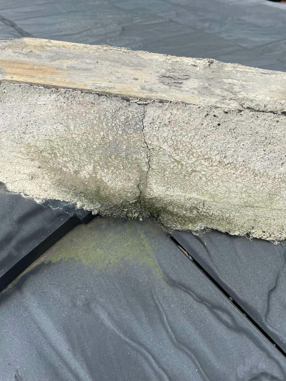 漆喰が劣化している様子