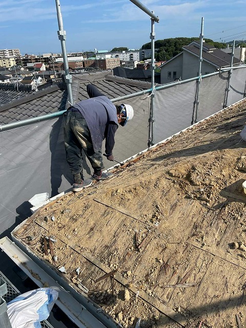 屋根の瓦材や下地を撤去する屋根職人