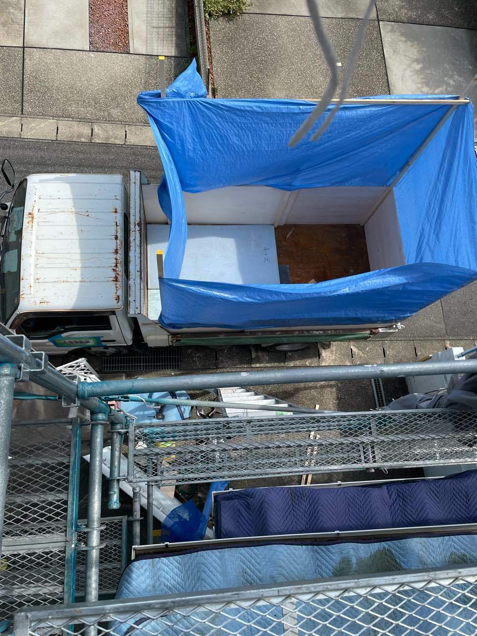 廃材を運搬する車両