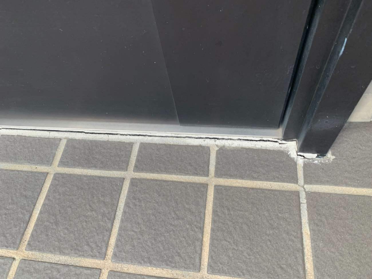 玄関下のタイル目地