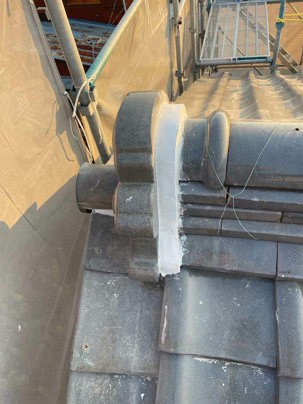 鬼瓦に新たな漆喰を施工