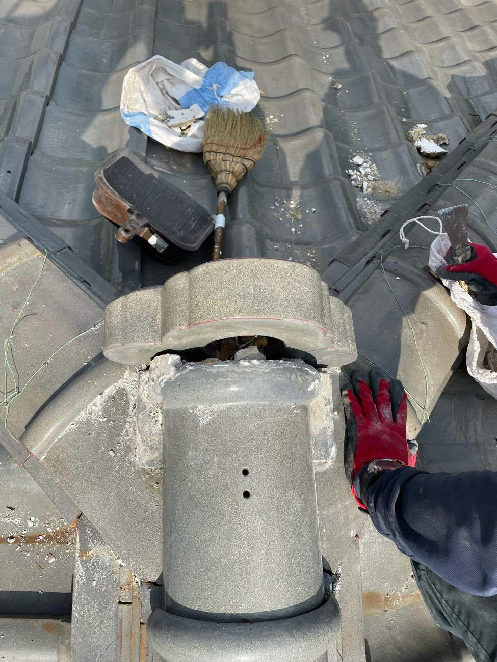 鬼瓦と棟瓦との間の漆喰取り除き