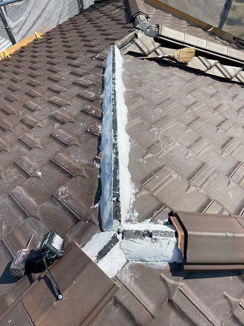 大屋根棟瓦取り直し工事の施工状況