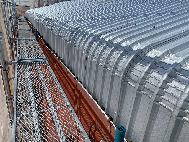 資材倉庫の屋根にガルバリウム鋼板屋根を用いてカバー工法メンテナンス