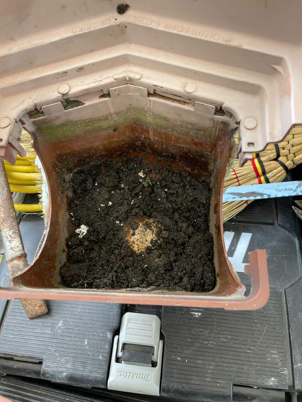 オーバーフローを起こしている雨樋