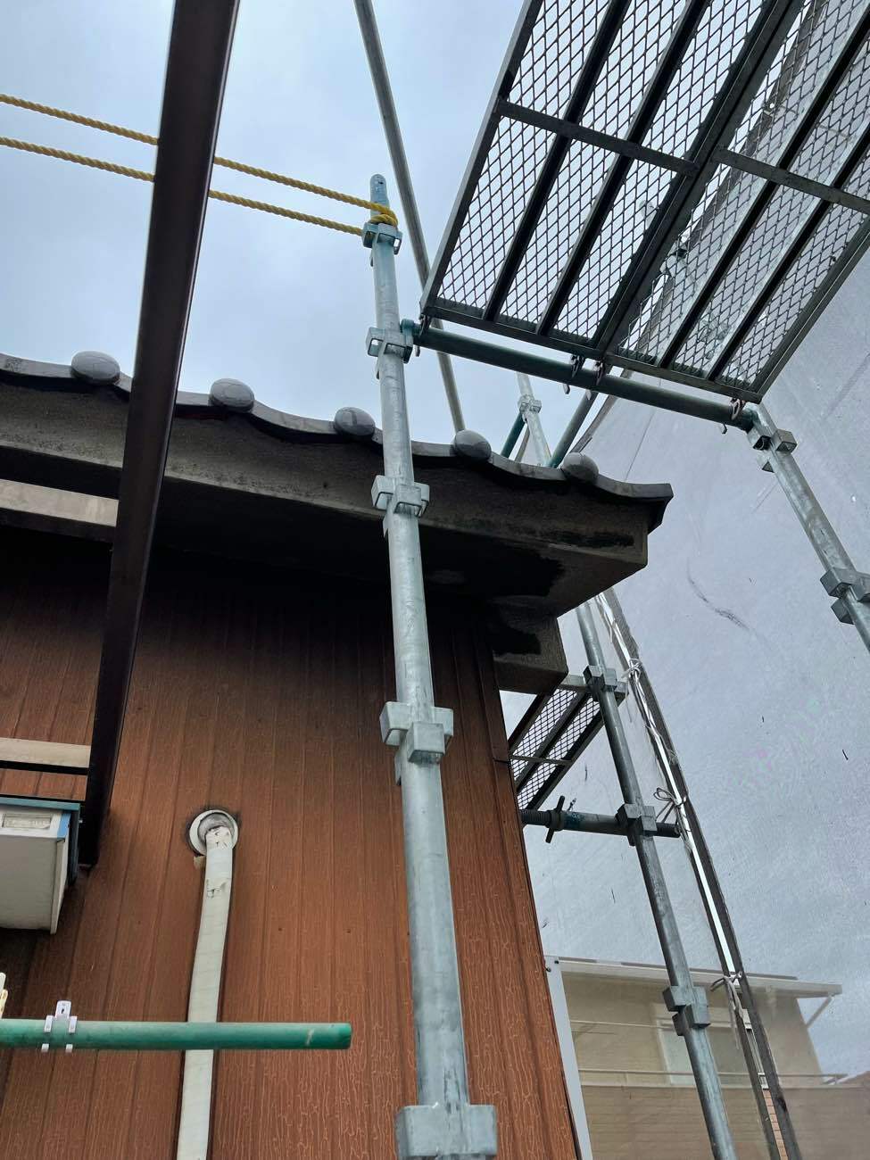 既存の雨樋と金具の取り外し