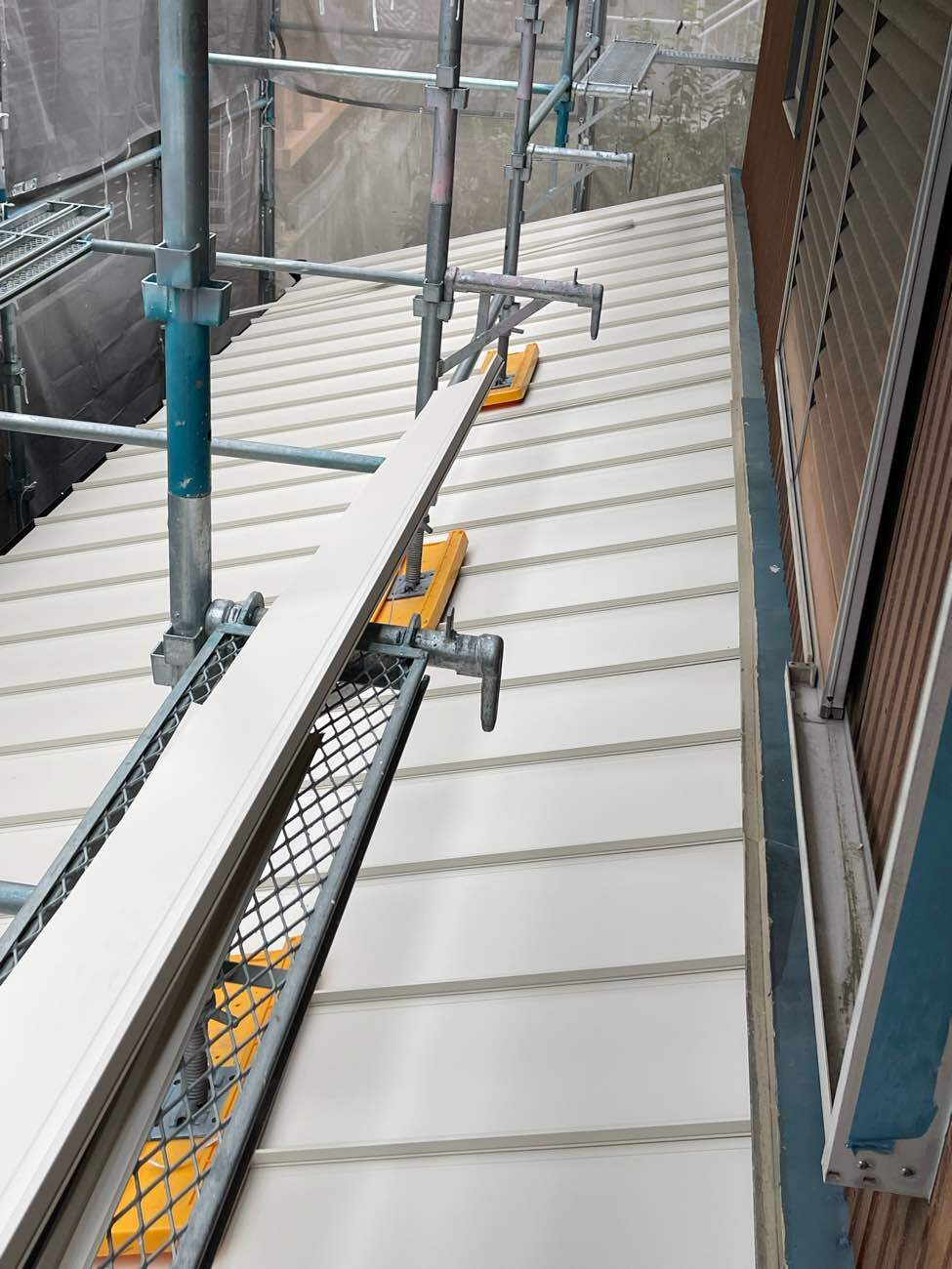 ガルバリウム鋼板屋根を用いて立平葺き