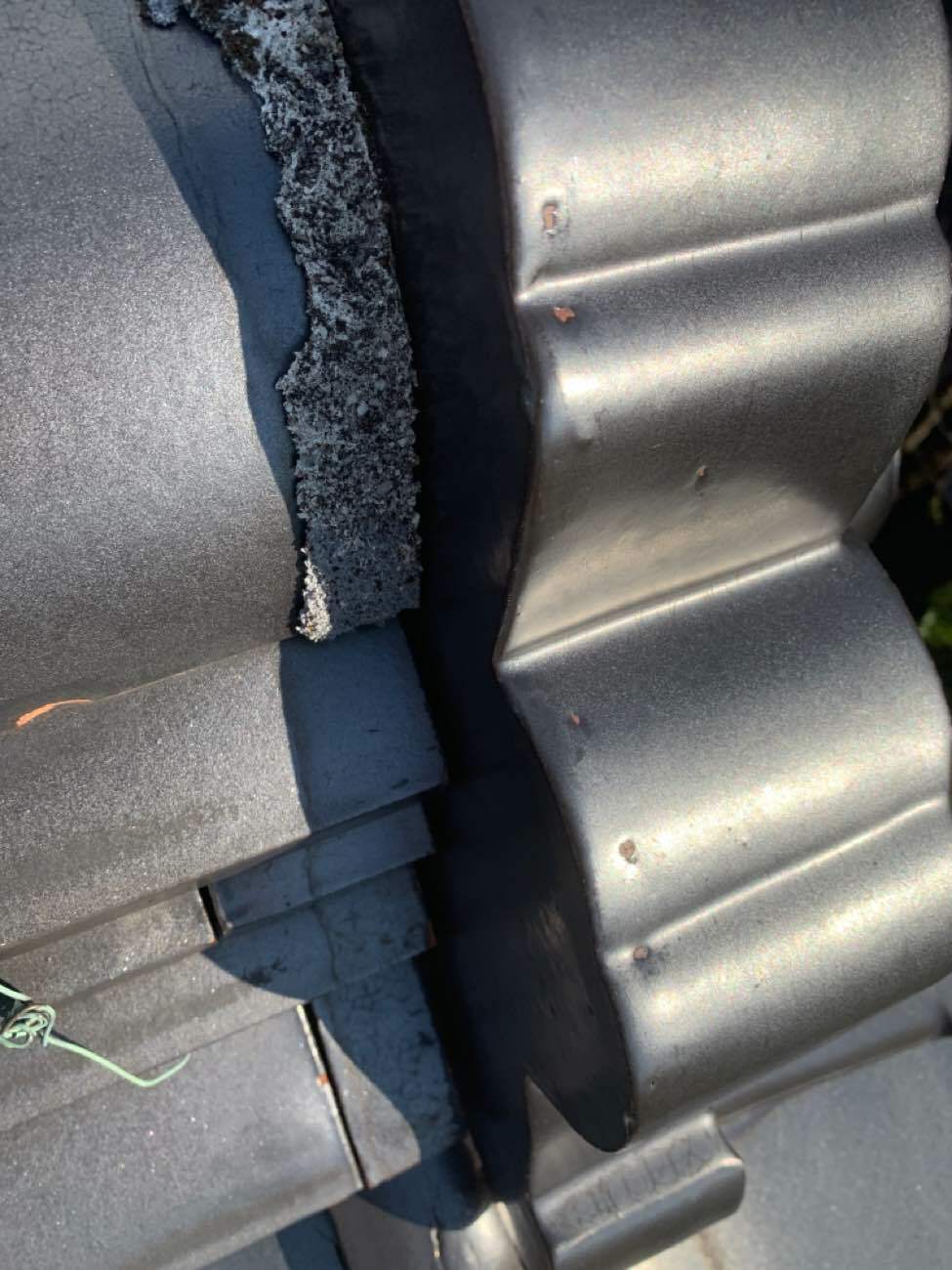 漆喰の劣化が見られる鬼瓦