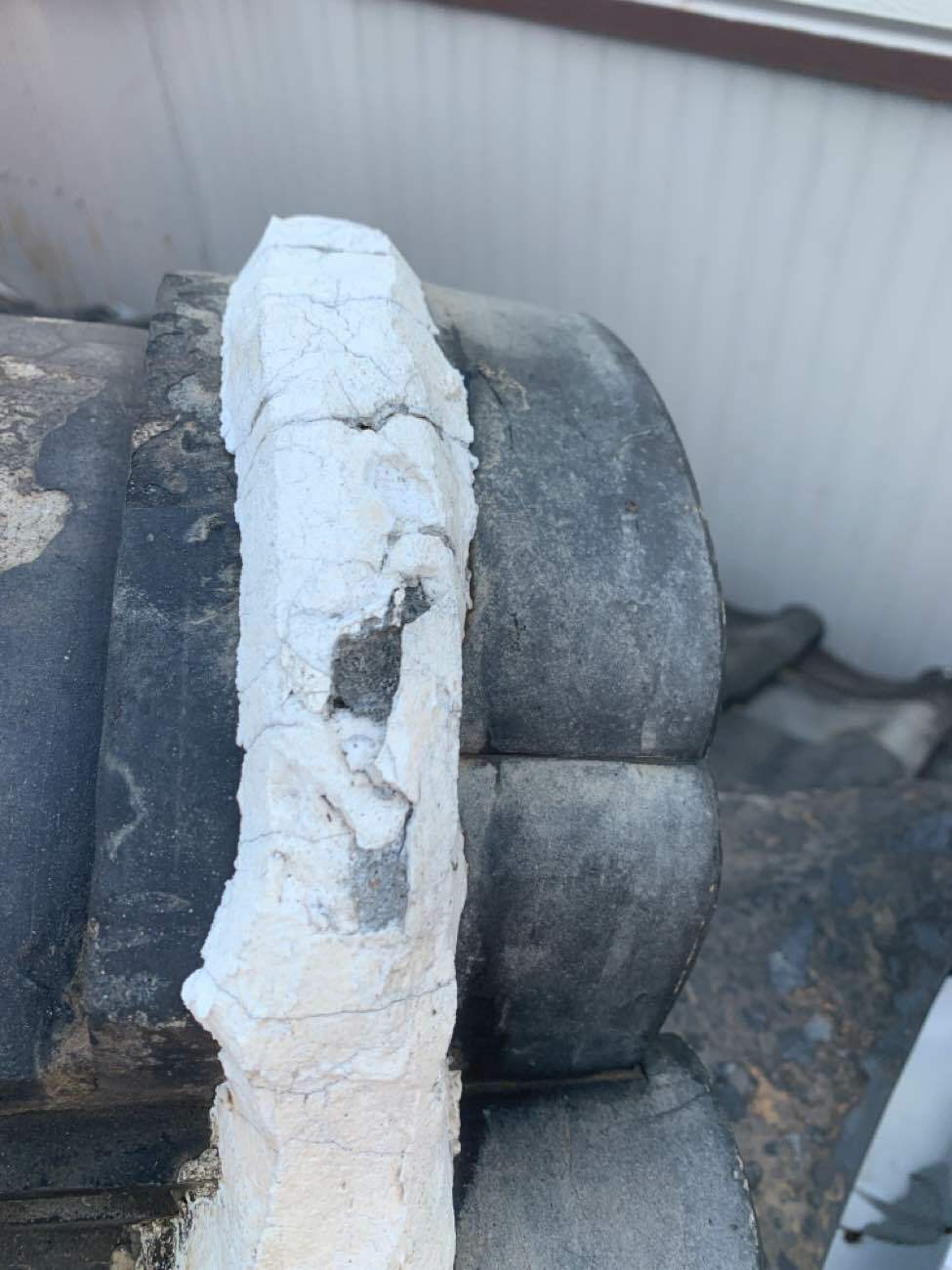 鬼瓦の漆喰のひび割れ