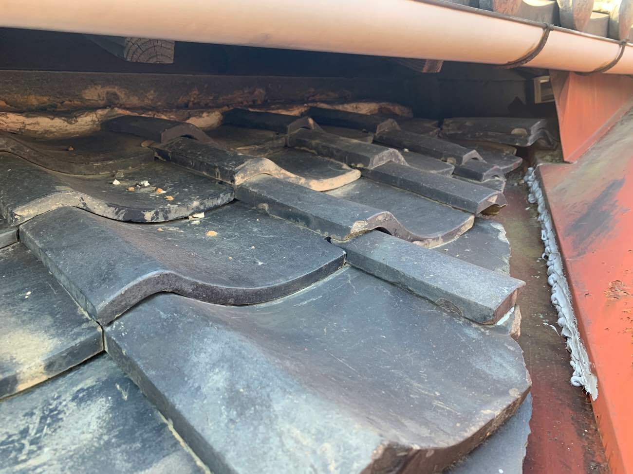 剥がれ落ちている漆喰