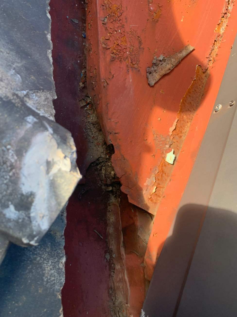 ダメージを受けた谷板金