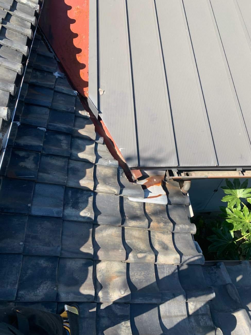 劣化した谷板金