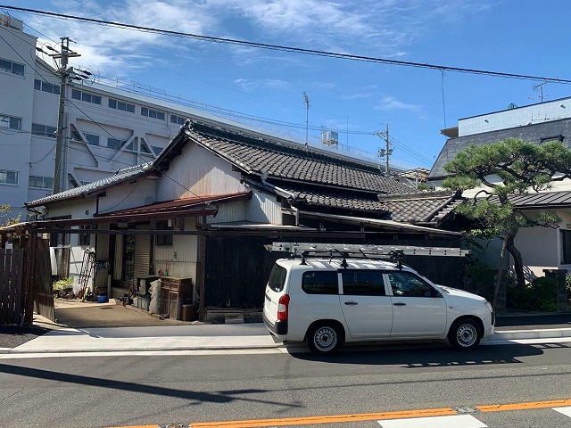 名古屋市南区で和瓦屋根の天井から雨漏り、谷板金が劣化し錆や剥がれが発生した現場の調査