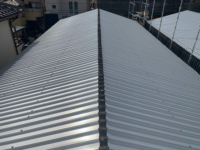 ガルバリウム鋼板性の折板屋根を波型スレートを被せた状況