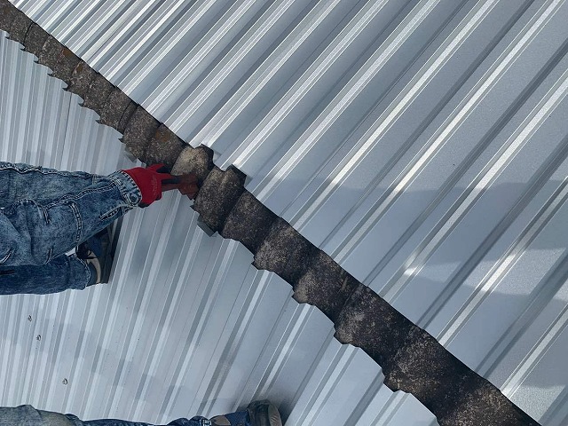 波型スレート屋根をガルバリウム鋼板製の折板屋根でカバー工事