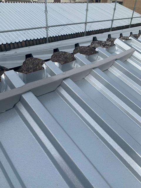 折板屋根の雨水侵入を防止するエプロン面戸
