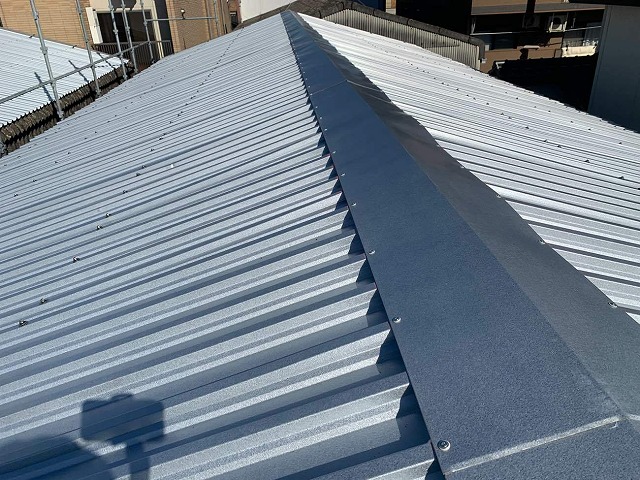 折板屋根カバー工法で棟板金を設置した状況