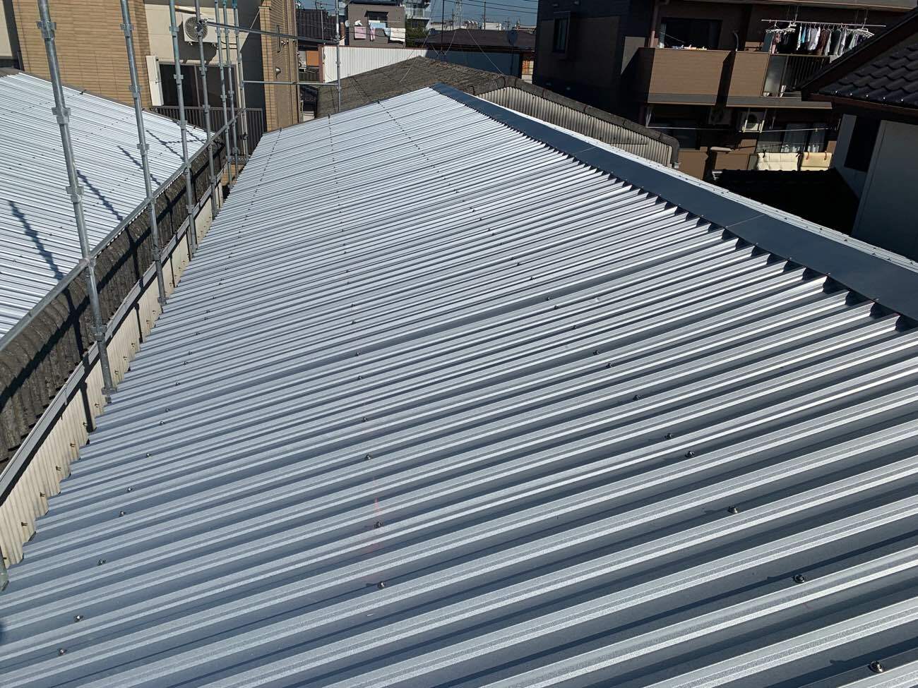施行後の倉庫屋根