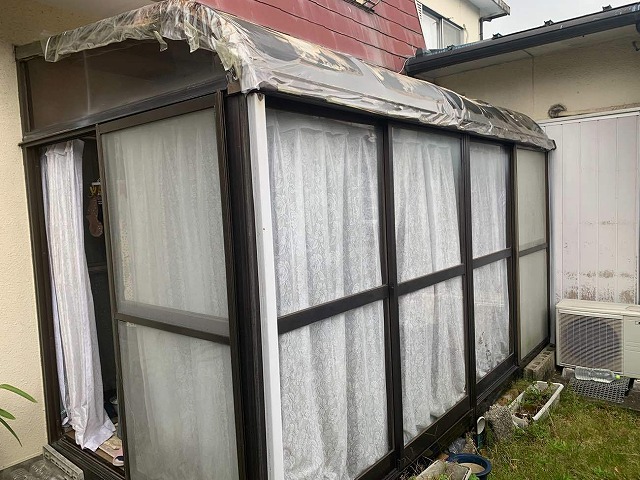日進市のサンルームで割れなど劣化したポリカ屋根補修の現場調査で状況を確認