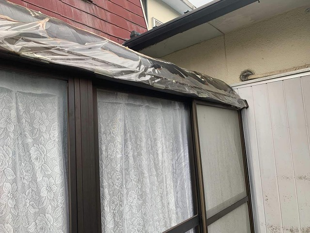 日進市で激しく傷んだサンルームのポリカ屋根をカバー工法で補修、まずは垂木で下地づくり