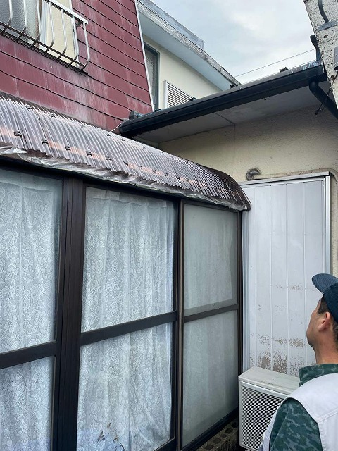 住宅のサンルームの屋根のカバー工法によるメンテナンスが完了した状況