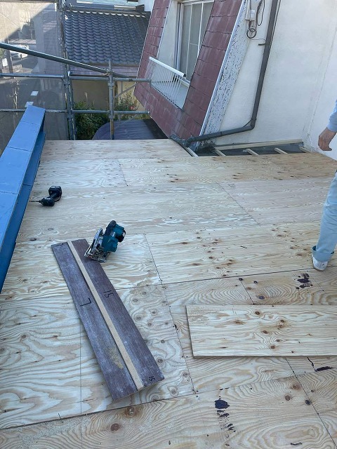 瓦棒葺き屋根の上に合板で下地づくり