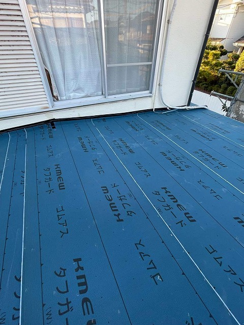 屋根カバー工法で改質アスファルトルーフィング貼り