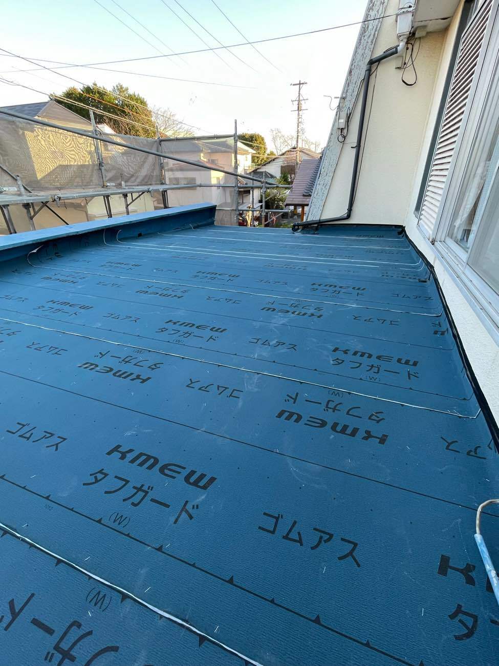 防水シートを貼り付け