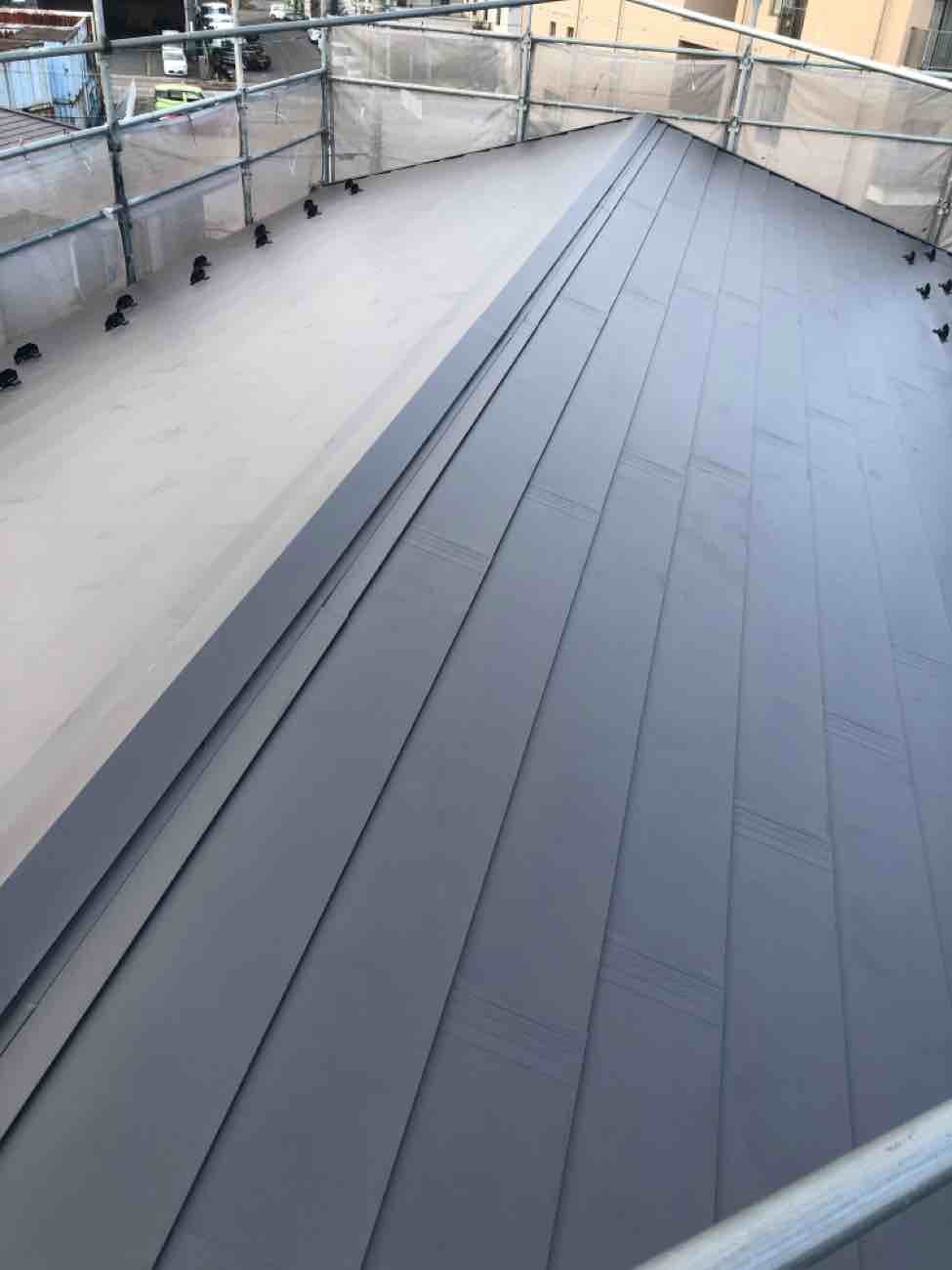 ガルバリウム鋼板屋根によるカバー工法の施工後