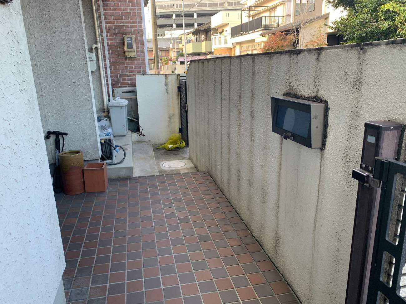 玄関前のブロック塀