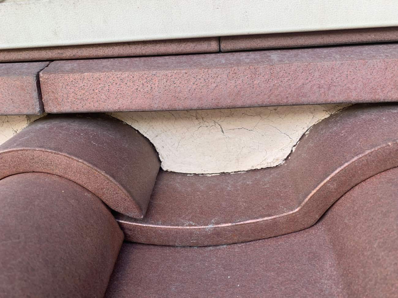 下屋根に施工されている漆喰のひび割れ