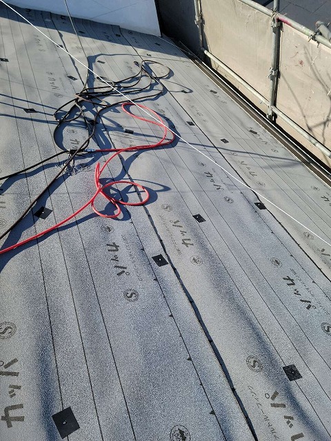 パミール屋根メンテナンスのカバー工法防水シート貼り