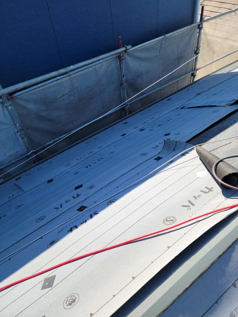 屋根カバー工法の防水シート貼り