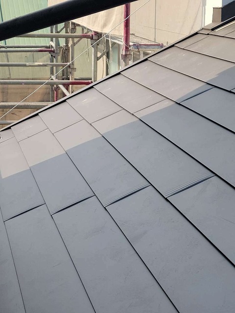 ガルバリウム鋼板屋根をカバー工法で施工完了した状況
