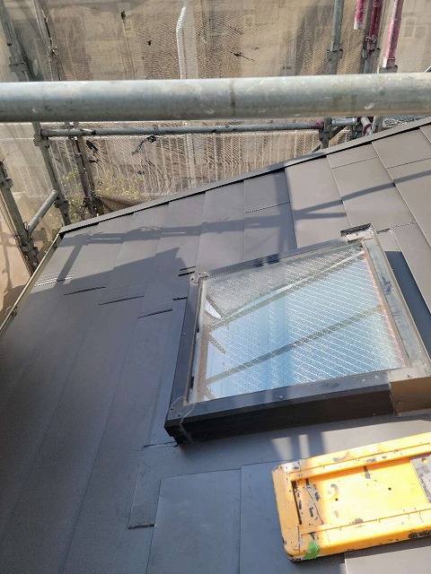 カバー工法が完了した天窓周辺の板金