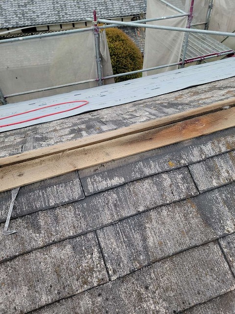 屋根カバー工法で棟板金を撤去した状態