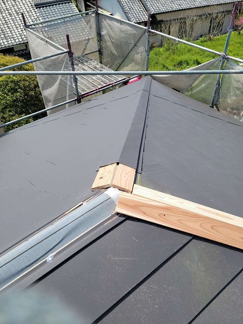 屋根カバー工法による棟板金の設置状況