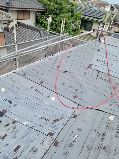 雨漏りがあった住宅の屋根カバー工法防水シート貼り