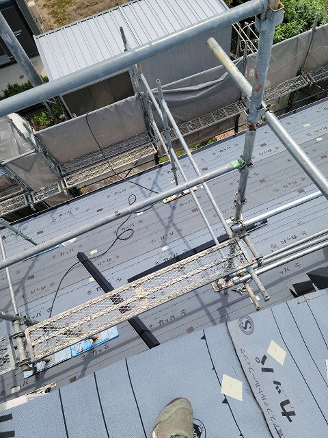 屋根の全面に改質アスファルトルーフィングを施工完了状況