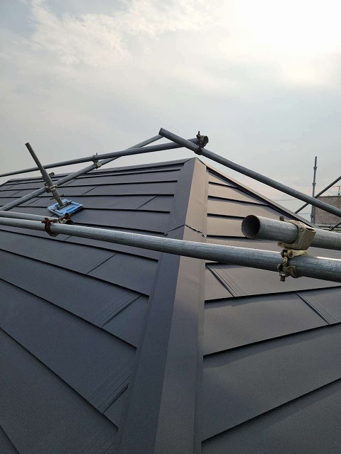 屋根カバー工法の棟板金取り付け状況