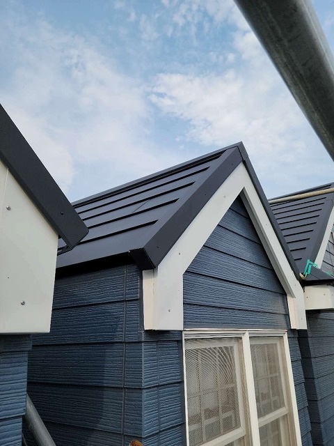 ドーマーの屋根にガルバリウム鋼板屋根材を施工