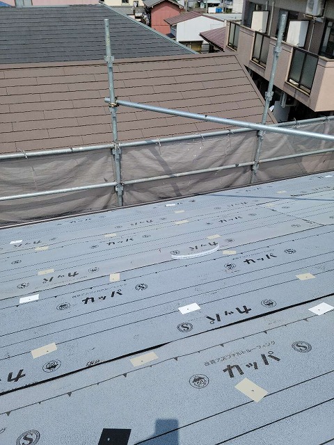 劣化したスレート屋根の上に改質アスファルトルーフィングを貼り施工