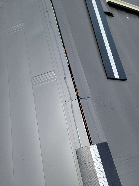 ガルバリウム鋼板屋根に接着剤を塗布して樹脂製の貫板を施工